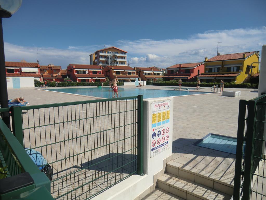 Residence Villaggio Dei Fiori Con Piscina E Posto Spiaggia Incluso Caorle Pokoj fotografie